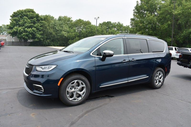 2023 Chrysler Pacifica Limited AwdImage 1