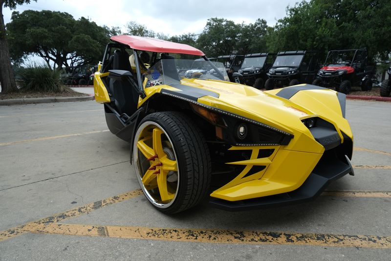 2019 Polaris SLINGSHOT SL ICON 49ST DAYTONA YELLOW Image 24