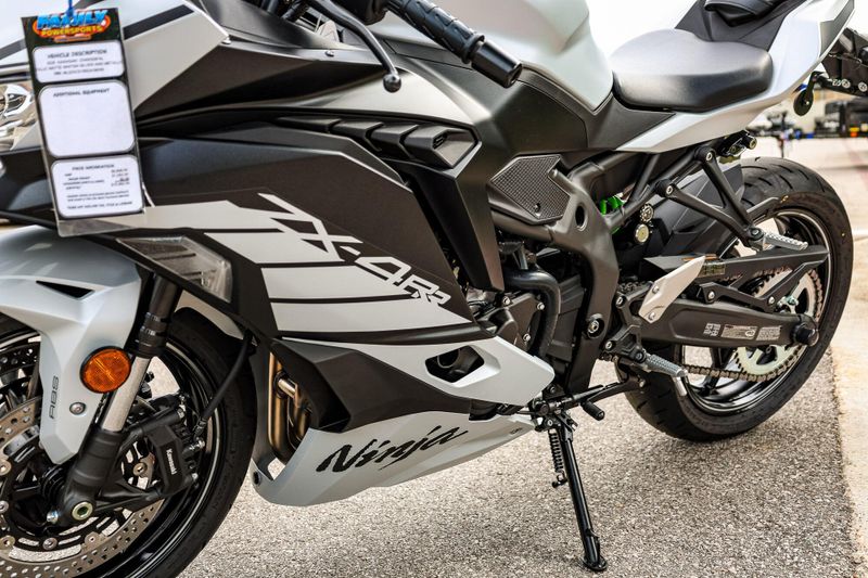 2025 Kawasaki NINJA ZX4RR ABS  METALLIC MATTE WHITISH SILVER AND METALLIC FLAT SPARK BLACK Image 28