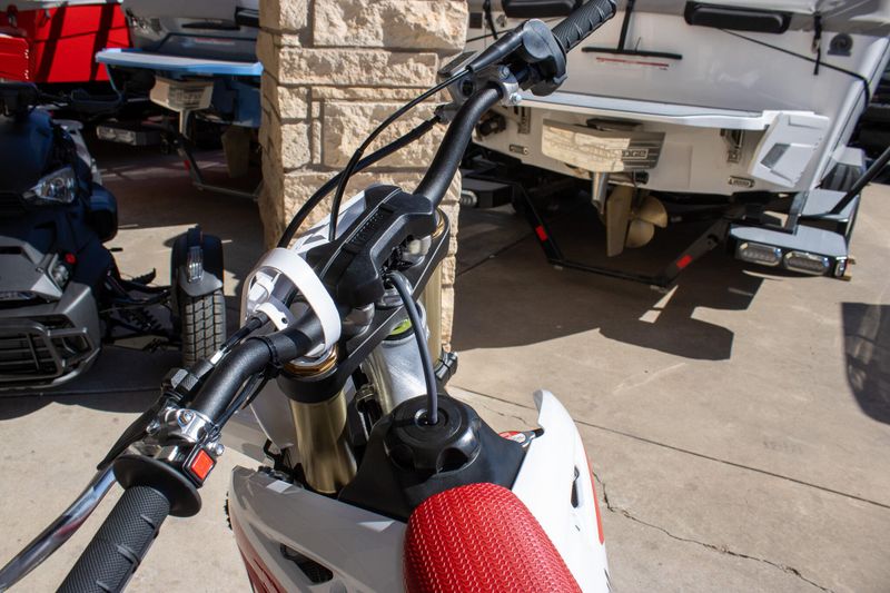 NEW 2026 YAMAHA YZ250 70TH ANNIVERSARY EDITION Image 20