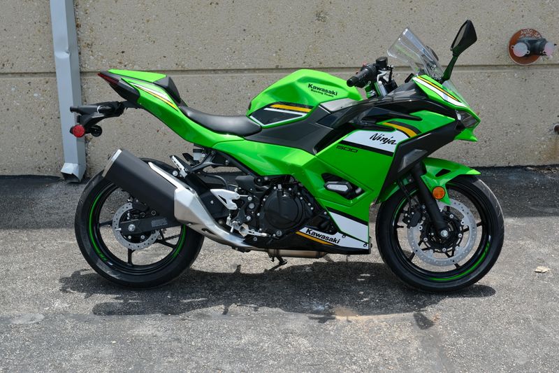 2025 Kawasaki NINJA 500 KRT EDITION SE ABS LIME GREEN AND EBONY AND PEARL BLIZZARD WHITE Image 2