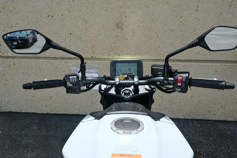 2025 Honda CB750 HORNET MATTE PEARL WHITE Image 15