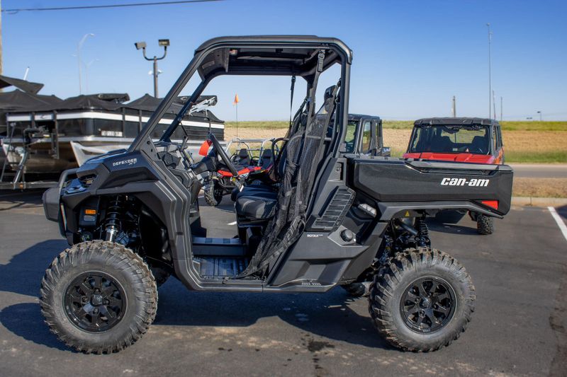 NEW 2026 CAN-AM DEFENDER XT HD11 WITH 1025 INCH TOUCHSCREEN Image 6