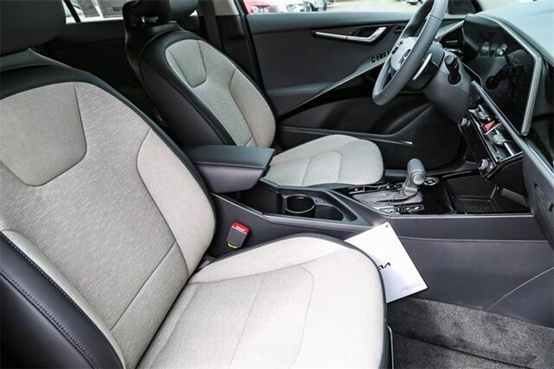 2025 Kia Niro SXImage 7