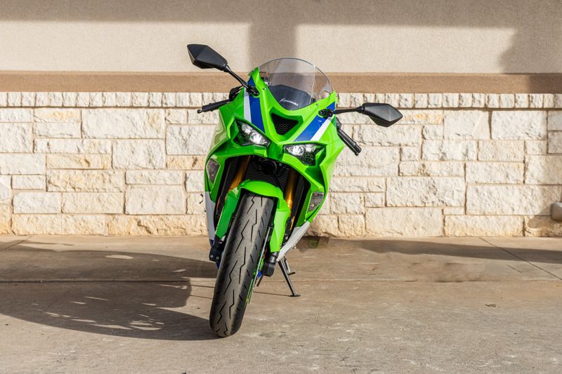2024 KAWASAKI NINJA ZX6R 40TH ANNIVERSARY EDITION ABS LIME GREEN AND PEARL CRYSTAL WHITE AND BLUEImage 3