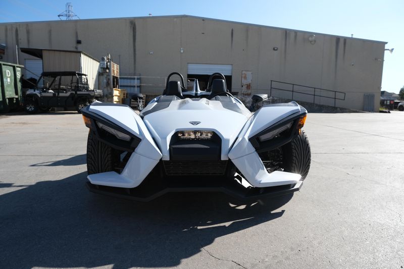 2024 Polaris SLINGSHOT S AUTODRIVE MOONLIGHT WHITEImage 14