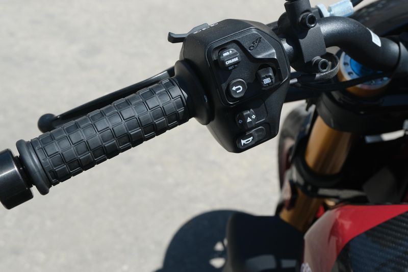NEW 2024 INDIAN MOTORCYCLE FTR R CARBON Image 18