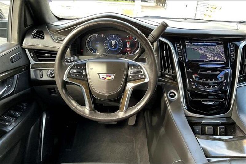 2020 Cadillac Escalade ESV Platinum photo 4