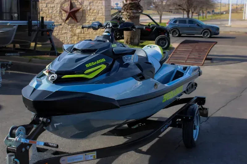 2025 SEADOO RXTX 325 WITH SOUND SYSTEM ICE METAL AND MANTA GREEN Image 11