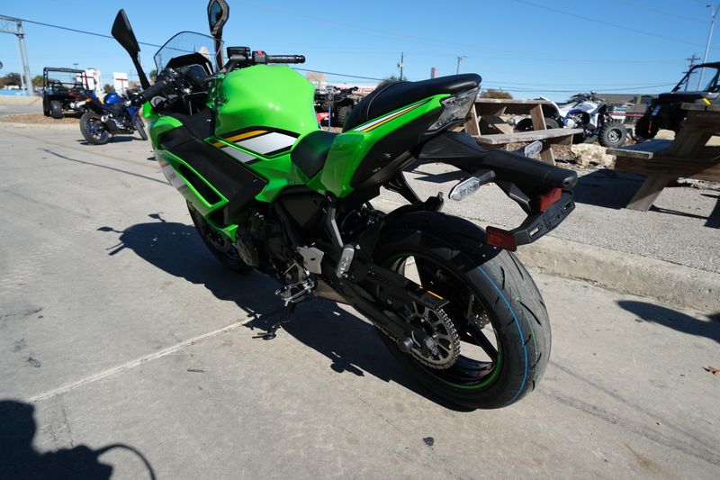 2025 Kawasaki NINJA 650 KRT EDITION ABS LIME GREEN AND EBONY AND PEARL BLIZZARD WHITEImage 7