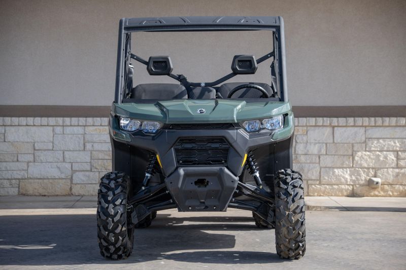 2024 CAN-AM SSV DEF 6X6 DPS 64 HD10 GN 24 in a GREEN exterior color. Family PowerSports (877) 886-1997 familypowersports.com 