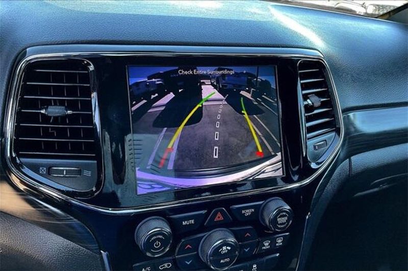 Used 2019 Jeep Grand Cherokee Laredo EImage 21