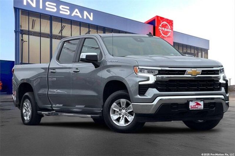 Used 2024 Chevrolet Silverado 1500 LTImage 2