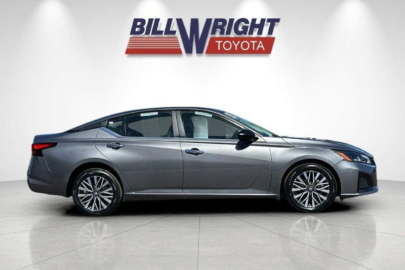 Used 2025 Nissan Altima 2.5 SVImage 2