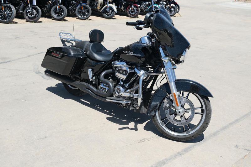 Used 2019 HARLEY STREET GLIDE BLACK Image 1