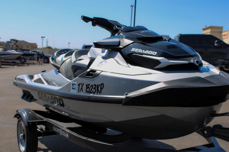 2021 SEADOO GTX 300 LTD SILVER Image 2