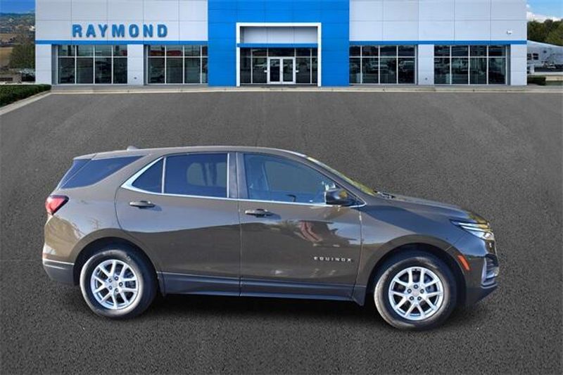 Used 2024 Chevrolet Equinox LTImage 2