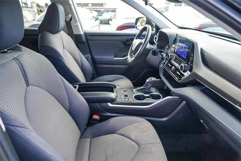 2023 Toyota Highlander LEImage 17