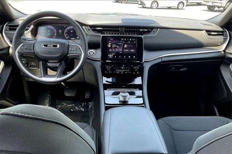 2025 Jeep Grand Cherokee L Laredo X 4x2Image 4