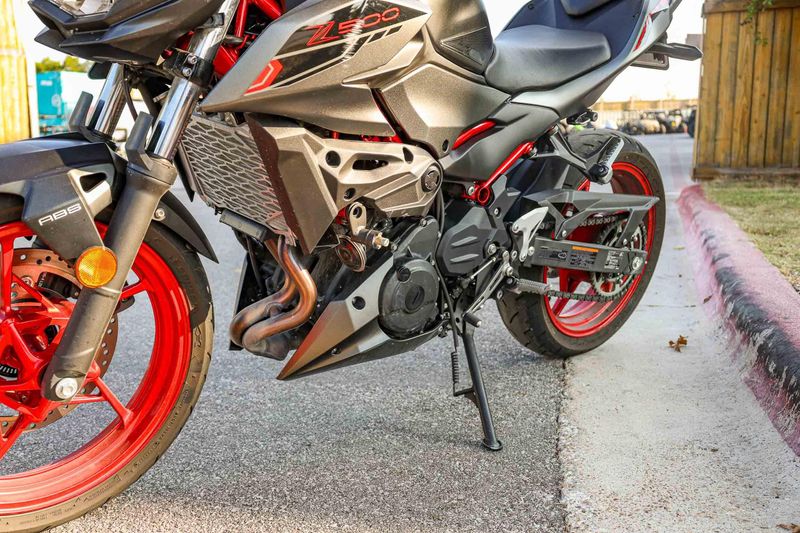 USED 2025 KAWASAKI Z500 SE ABS Image 4