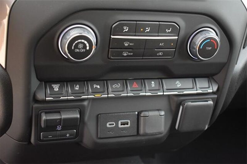2025 Chevrolet Silverado 2500HD CustomImage 32