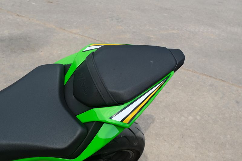 2025 Kawasaki NINJA ZX6R KRT EDITION LIME GREEN AND EBONY AND PEARL BLIZZARD WHITE Image 17