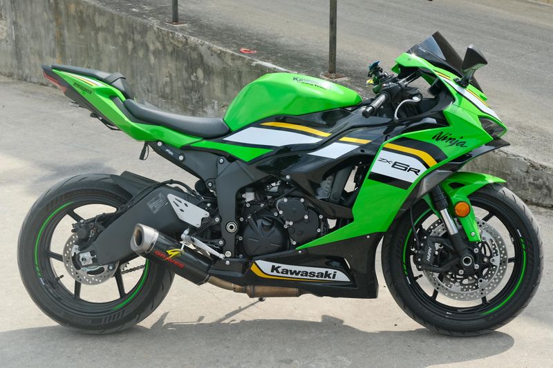 2025 Kawasaki NINJA ZX6R KRT EDITION LIME GREEN AND EBONY AND PEARL BLIZZARD WHITE Image 2