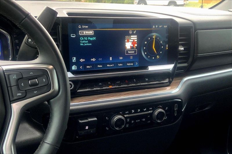 2023 Chevrolet Silverado 1500 LT photo 4