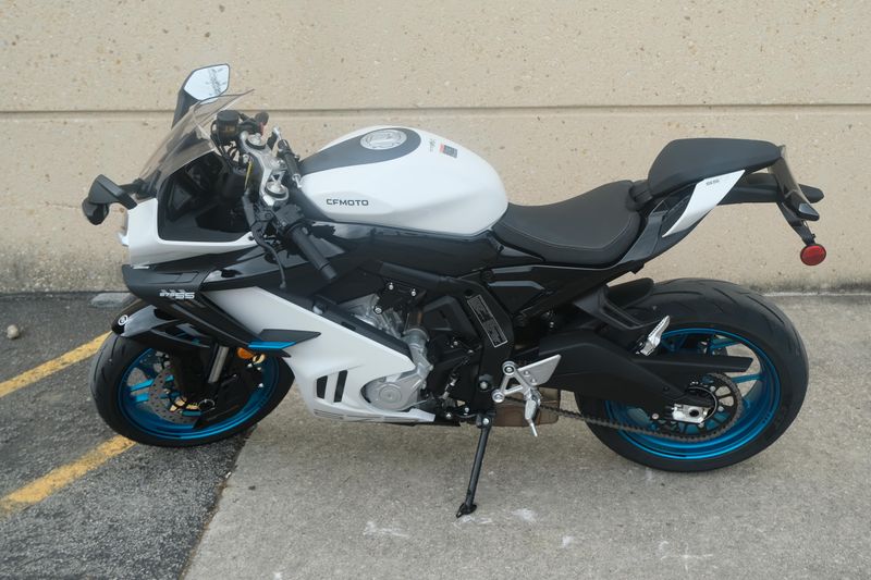 2025 CFMOTO 675 SS NEBULA WHITE Image 17