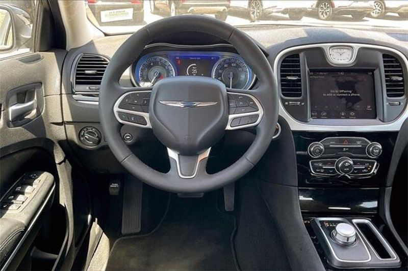 2023 Chrysler 300 TouringImage 4