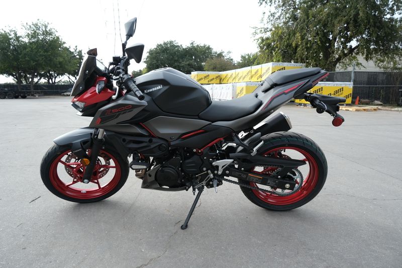 2025 Kawasaki Z500 SE ABS CANDY PERSIMMON RED AND METALLIC FLAT SPARK BLACK AND METALLIC MATTE GRAPHENESTEEL GRAYImage 18