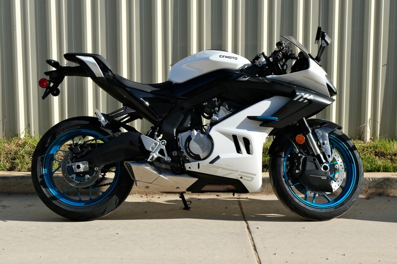 2025 CFMOTO 675 SS NEBULA WHITE Image 1
