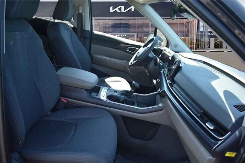 2025 Kia Carnival LXImage 12