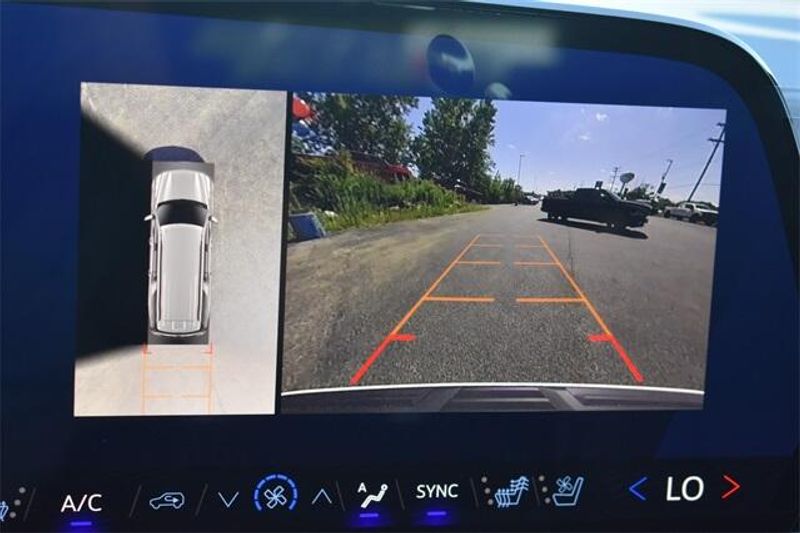 New 2025 Chevrolet Suburban PremierImage 36