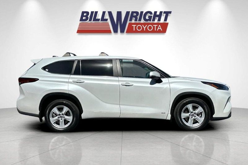 Used 2023 Toyota Highlander Hybrid LEImage 2