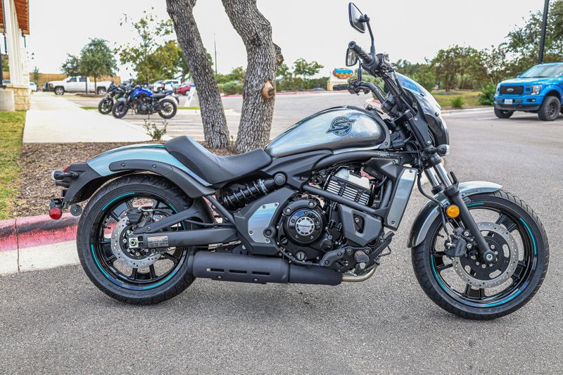 2025 KAWASAKI VULCAN S CAFE ABS  METALLIC MOONDUST GRAYMETALLIC SPARK BLACK in a METALLIC MOONDUST GRAY/METALLIC SPARK BLACK exterior color. Family PowerSports (877) 886-1997 familypowersports.com 