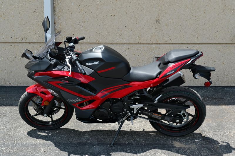 2025 Kawasaki NINJA 500 ABS PASSION RED AND METALLIC FLAT SPARK BLACK AND METALLIC MATTE DARK GRAY Image 5