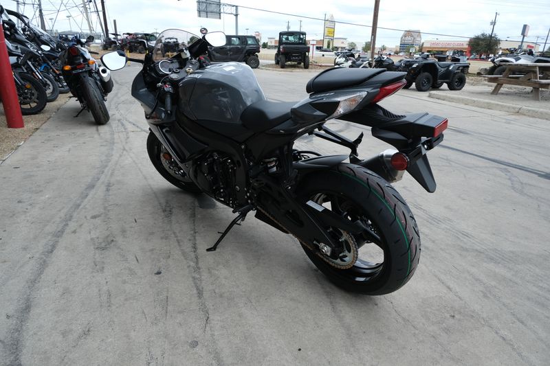 2025 SUZUKI GSXR750 in a BLACK exterior color. Family PowerSports (877) 886-1997 familypowersports.com 