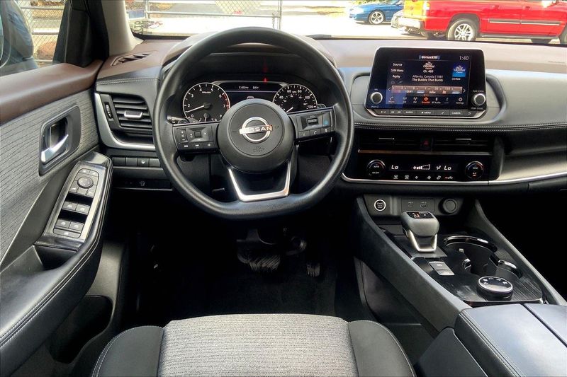 2023 Nissan Rogue SV photo 5