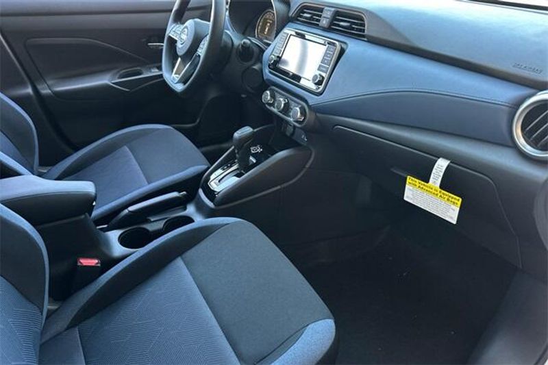 New 2025 Nissan Versa 1.6 SVImage 12