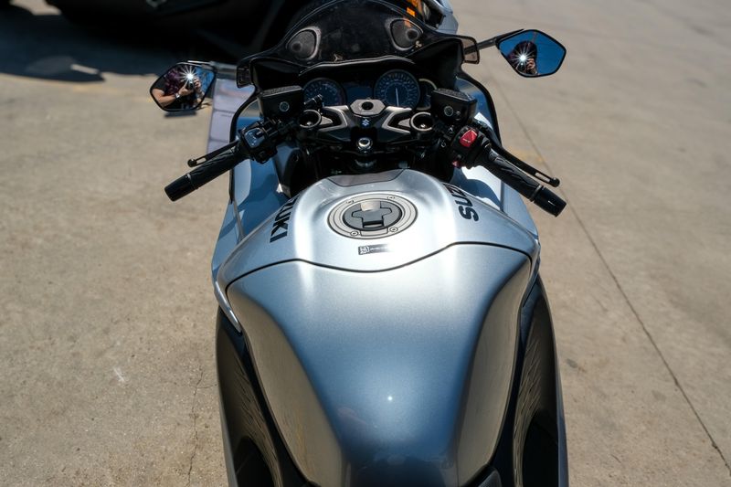 2025 Suzuki HAYABUSA METALLIC MYSTIC SILVER AND PEARL VIGOR BLUEImage 2