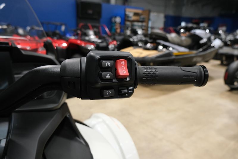 NEW 2026 CAN-AM SPYDER F3-T Image 13
