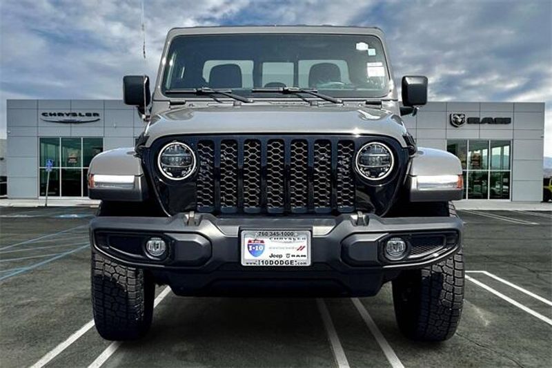 2022 Jeep Gladiator Willys photo 2