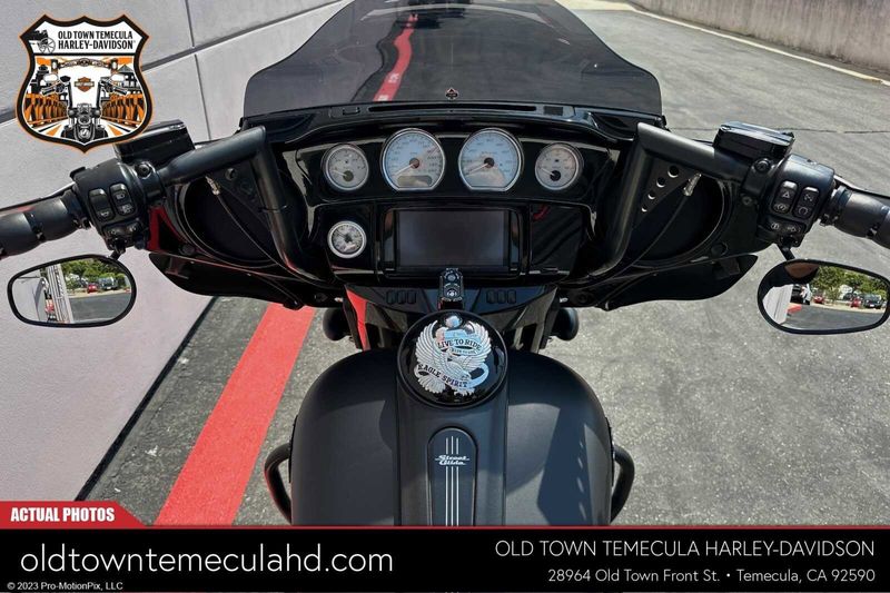 2016 Harley-Davidson Street Glide in a DEEP JADE PEARL W/PINSTRIPE exterior color. BMW Motorcycles of Temecula – Southern California (951) 506-6903 bmwmotorcyclesoftemecula.com 