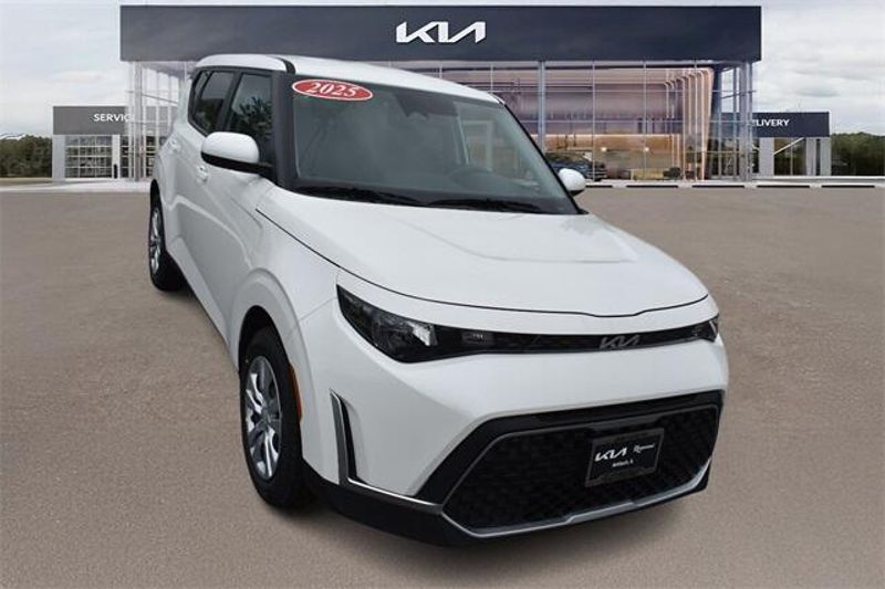 New 2025 Kia Soul LXImage 9