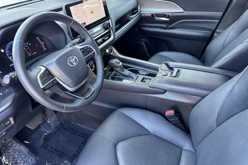 Used 2024 Toyota Grand Highlander XLEImage 9