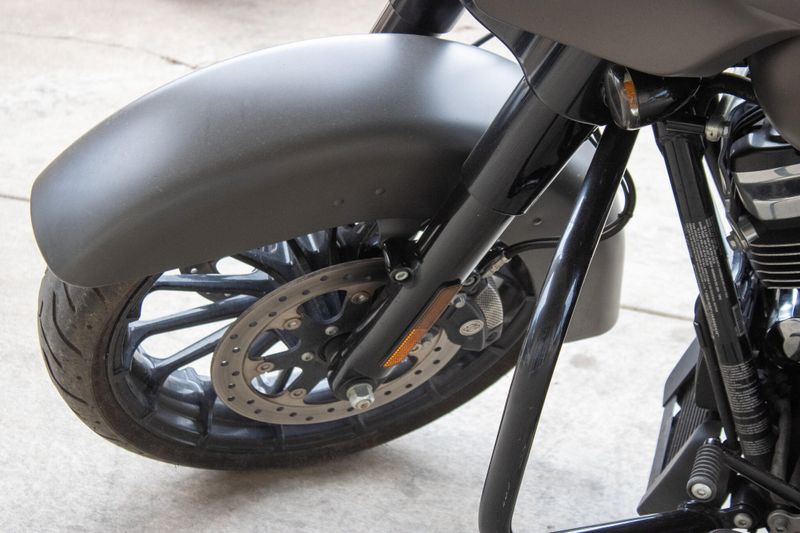 USED 2019 HARLEY STREET GLIDE SPECIAL Image 18