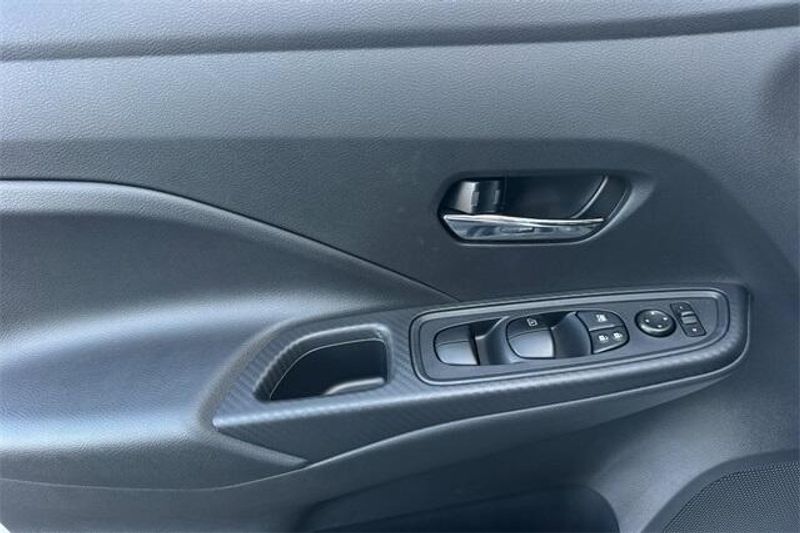 New 2025 Nissan Versa 1.6 SVImage 8