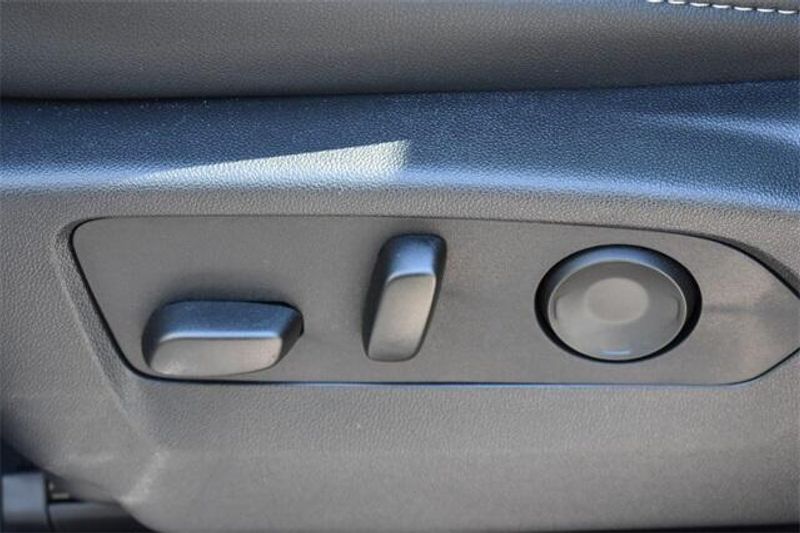 New 2025 Chevrolet Suburban PremierImage 30