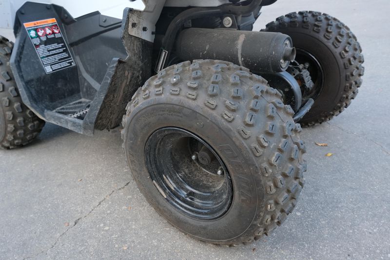 Used 2023 Polaris OUTLAW 70 EFI BRIGHT WHITE AND RED Image 18